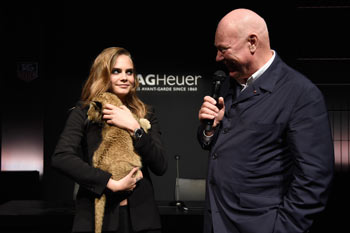 Cara Delevingne (izq) posa con Jean-Claude Biver (der)