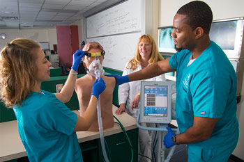 la Dra. Nancy Latimer observa a los estudiantes en el laboratorio del programa de cuidados respiratorios de PBSC en el campus de Palm Beach Gardens